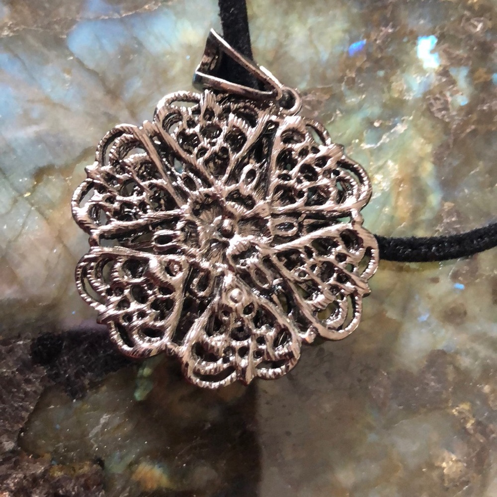Antiqued Silver Filigree‎ Victorian Goth Design Necklace - Picture 4 of 4